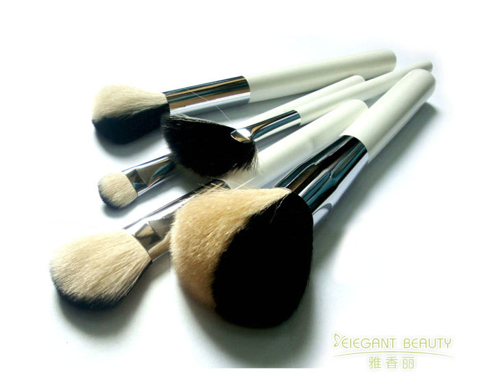 如何根據季節變化或妝容趨勢，更新成套91免费版网址的配置？